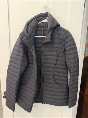 Black Lululemon pack it down jacket, full zip